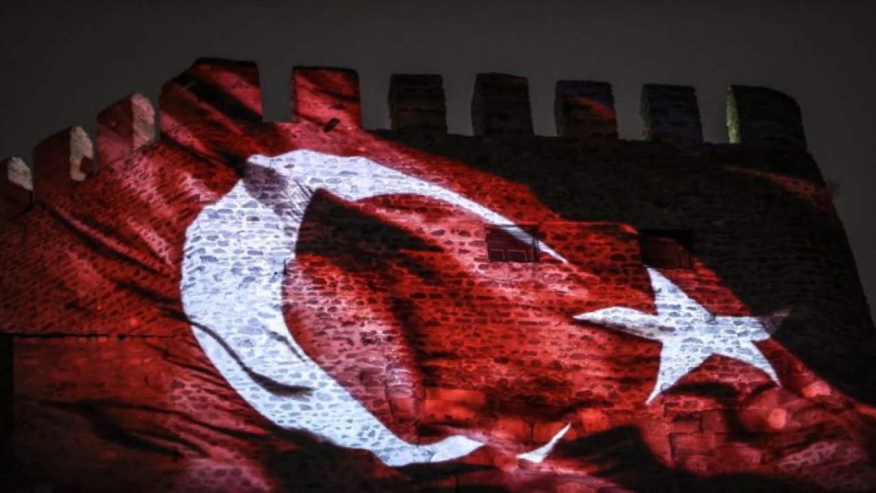 Ankara Kalesi'ne "Love Erdoğan" ışıklandırılması
