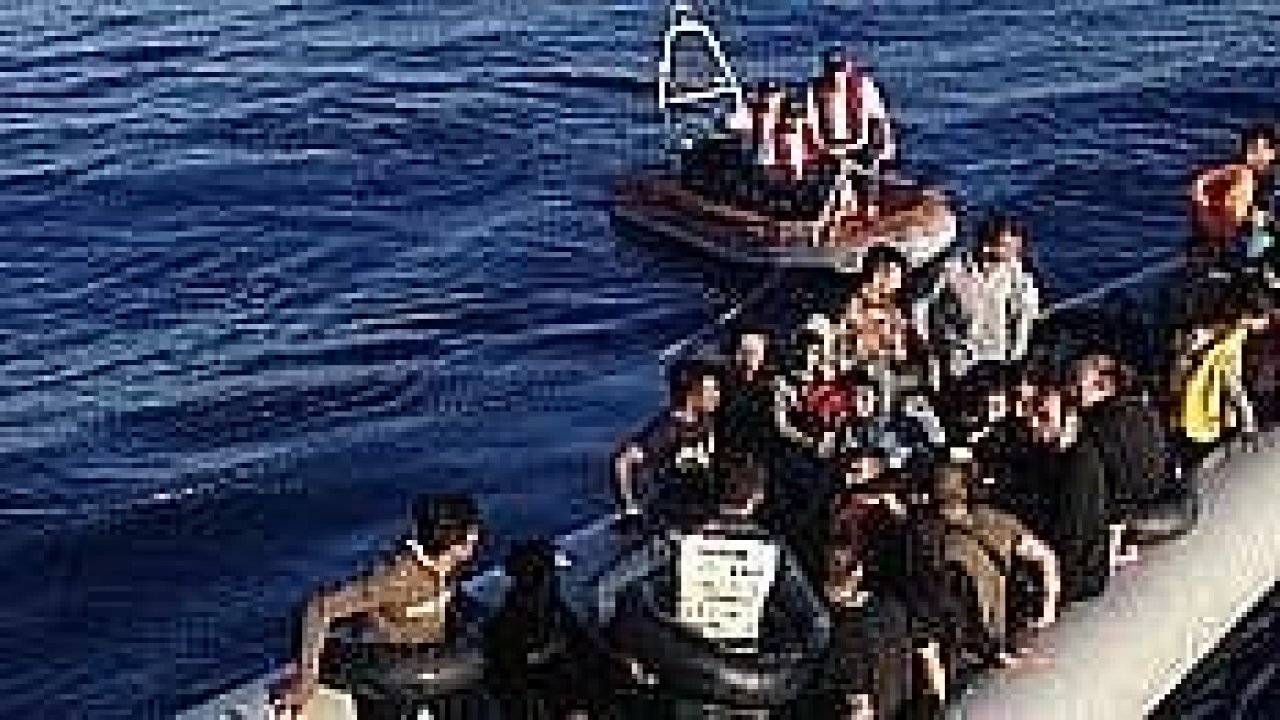 Kuşadası Körfezi’nde 22’si çocuk 49 kaçak göçmen yakalandı