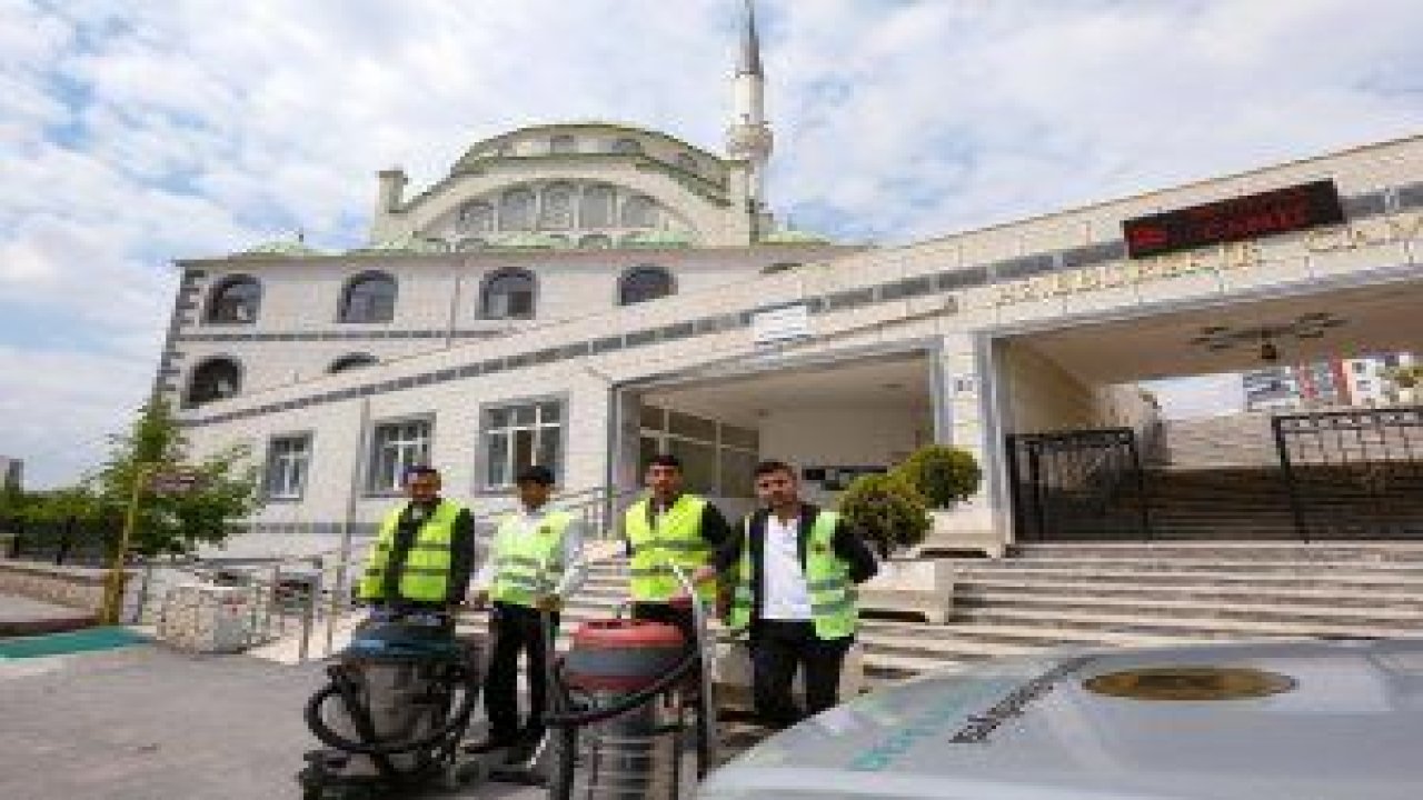 Yenimahalle Belediyesi ekipleri Ramazan ayında da vatandaşların ibadetlerini temiz bir ortamda yapmaları için çalışmalarını aralıksız sürdürüyor