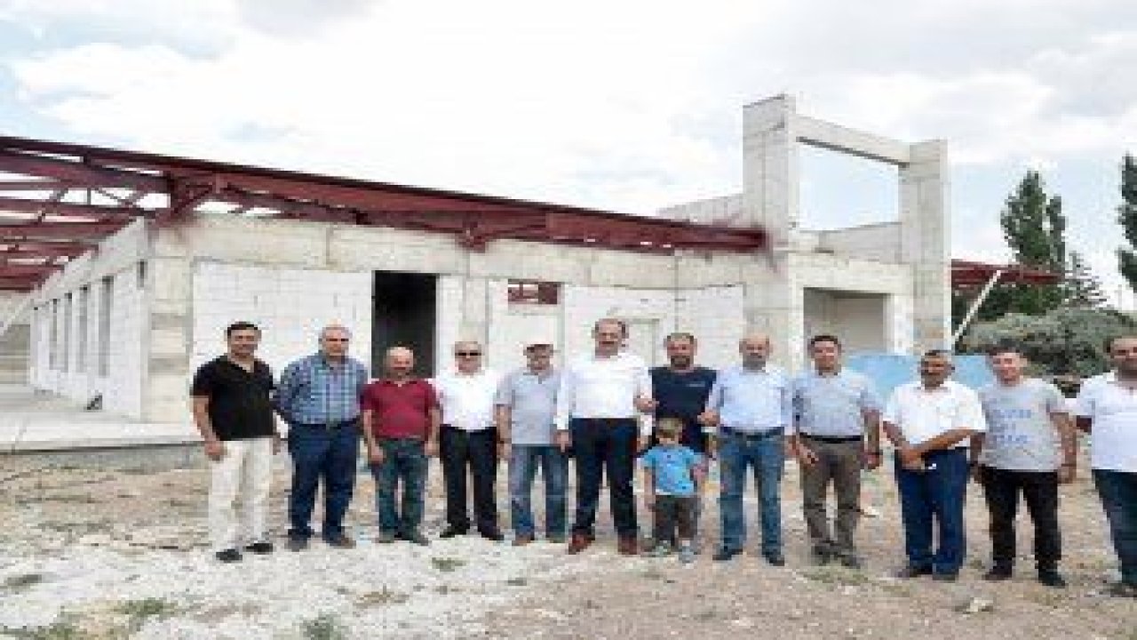 Mesut Akgül, Gökçeyurt Mahallesi’nde köy konağı inşaatında incelemelerde bulundu