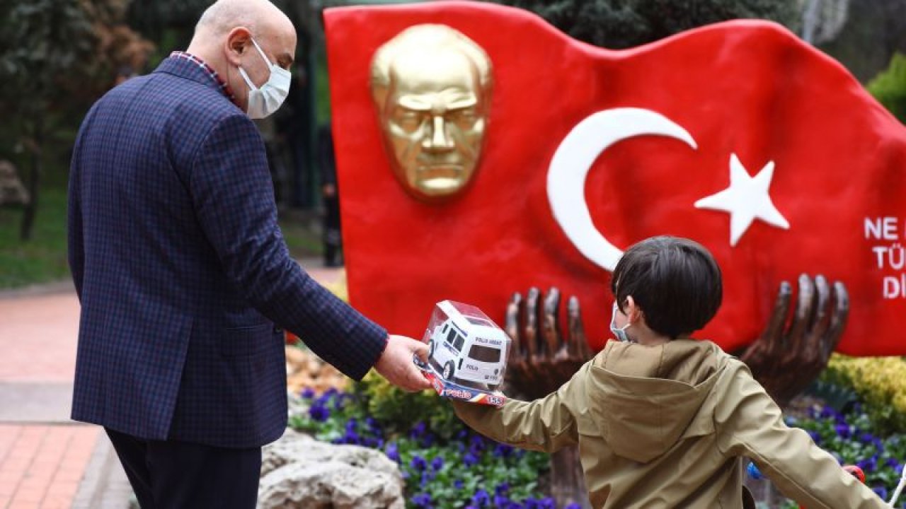 Başkan Turgut Altınok’tan çocuklara satranç takımı hediyesi