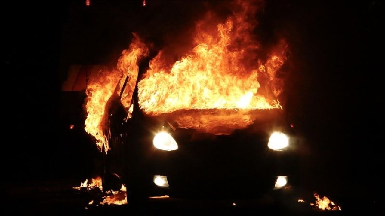 Kuzey İrlanda'daki Şiddet Olayları Zirveye Ulaştı! Bir Araç Ateşe Verildi!