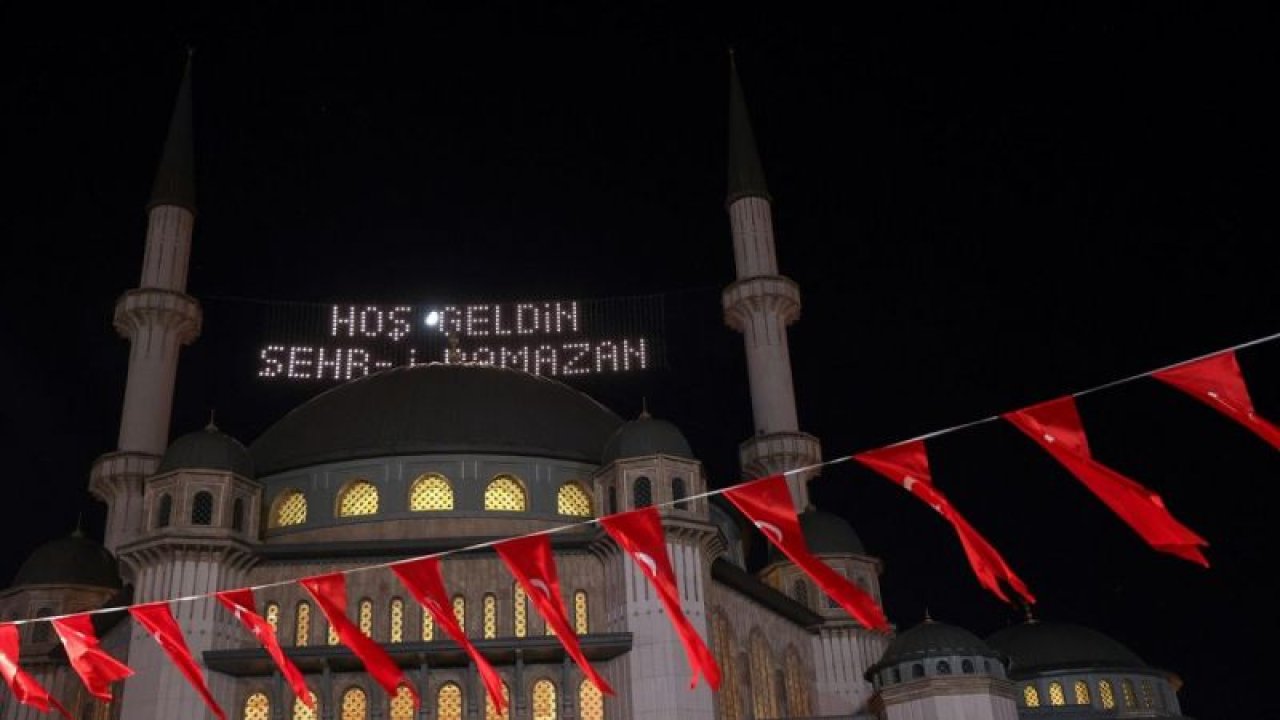 Taksim Meydanı'na yapılan camiye "Hoş Geldin Şehr-i Ramazan" mahya asıldı