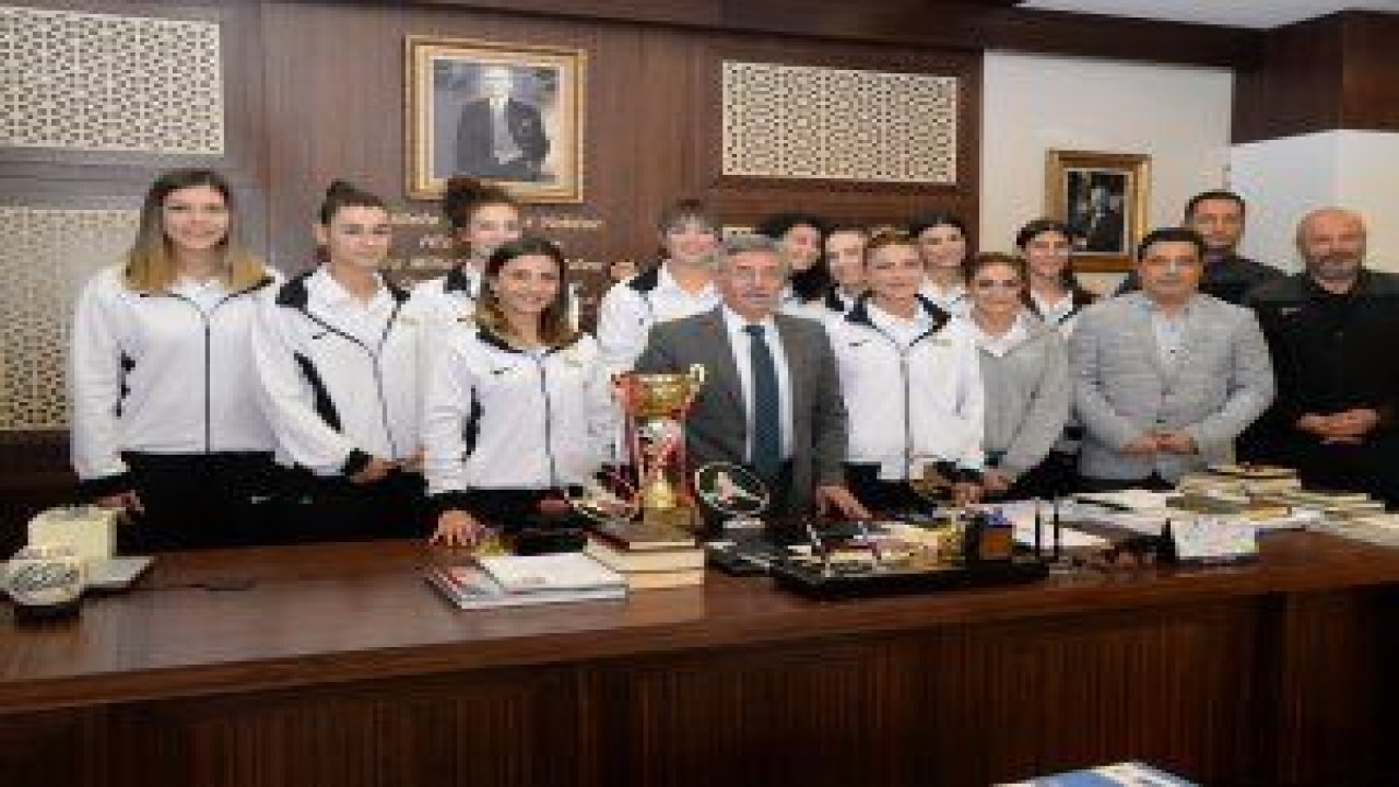 Ankaralı Voleybol Hakemleri ve Gözlemciler Derneği'nin (VHGD) Turnuvası bayanlar kategorisinde Pursaklar Voleybol İhtisas Takımı şampiyon oldu