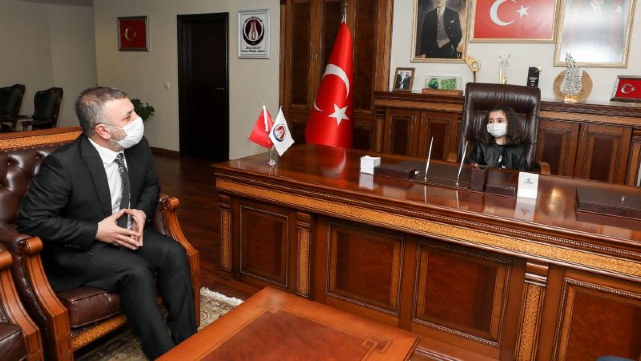 Sincan'da Başkan Ercan koltuğunu minik ziyaretçilerine devretti