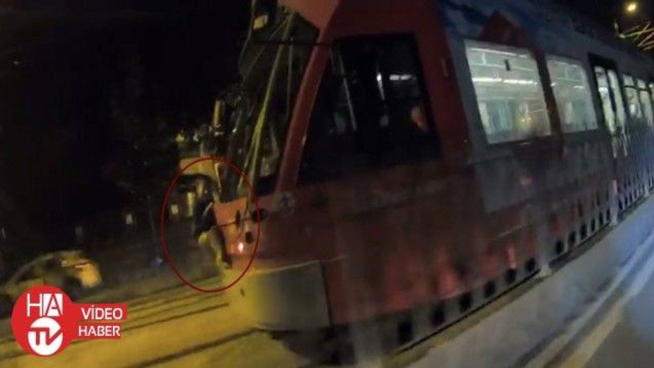 İstanbul’da tramvaya asılan küçük çocuk şoke etti