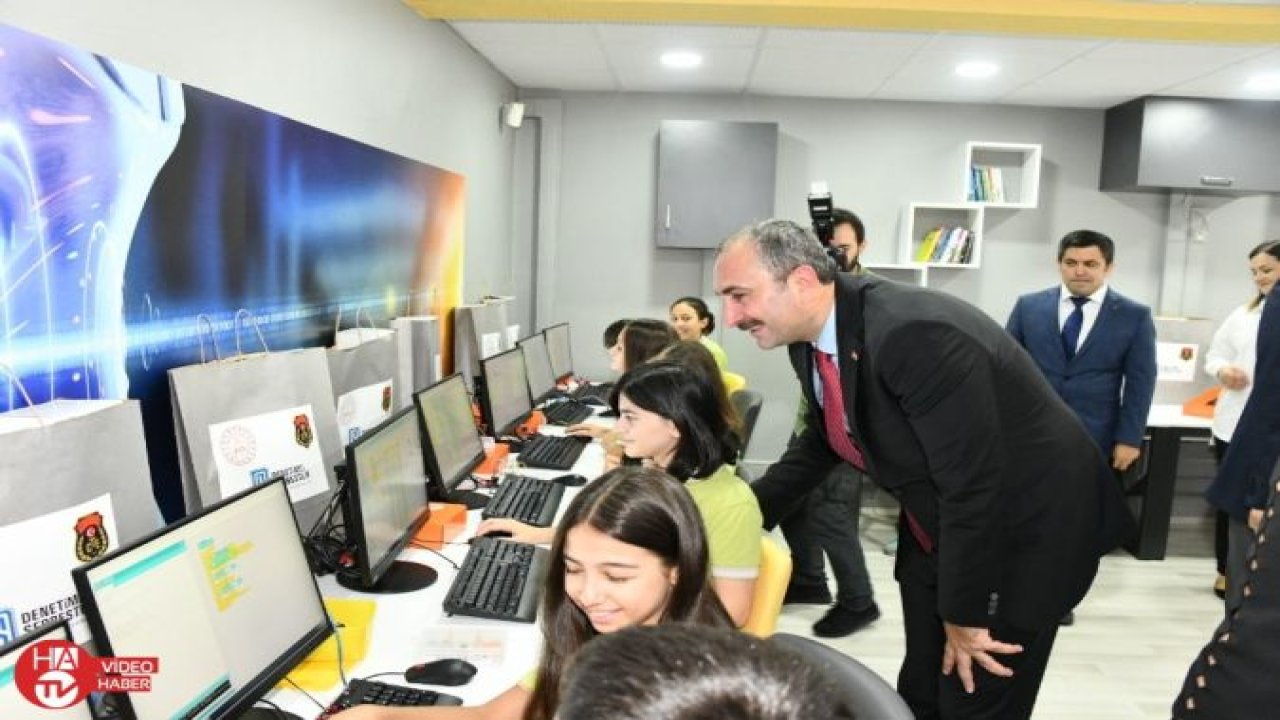 Bakan Gül, bilim sınıfını açtı