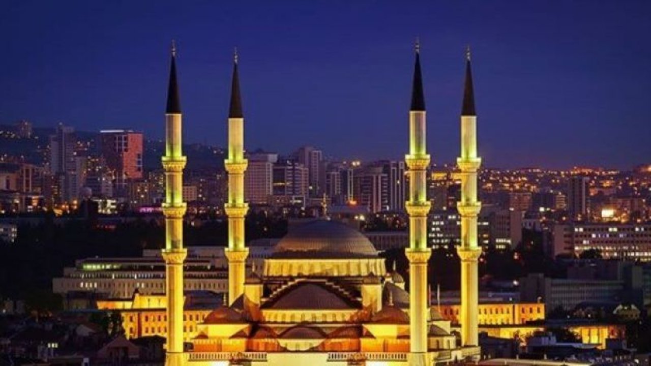 Ankara'da Ramazan Bayramı namazı Kovid-19 tedbirleriyle kılındı