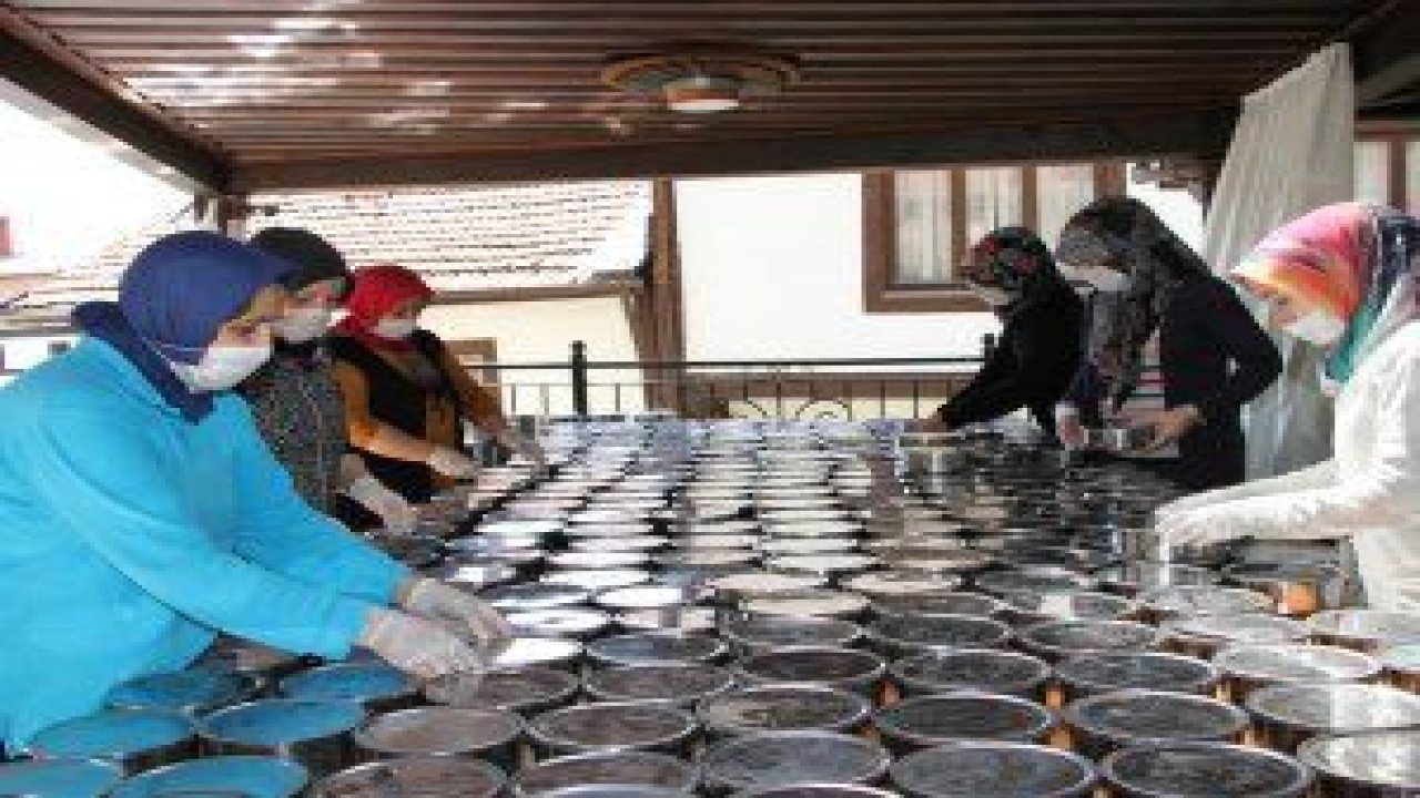 Beypazarı Belediye Başkanlığı, yardıma muhtaç ailelerin evlerine iftar yemeği dağıtıyor