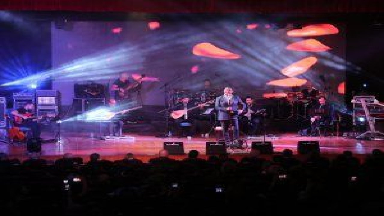 Yenimahalle Belediyesi’nin Egem Platformu işbirliğiyle düzenlediği “Kubat Konseri” başkentlilere türkü dolu bir gece yaşattı