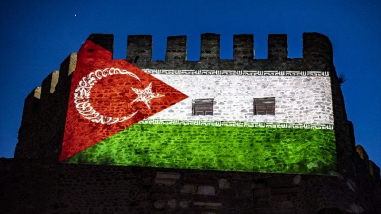 Avusturya'ya İnat Filistin Bayrağı Ankara Kalesinde! Filistin'e Görsel Destek Oldular!