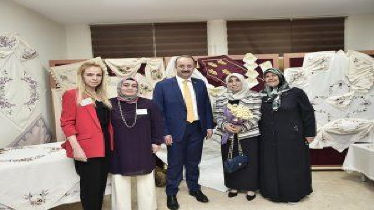 Mamak Belediyesi Ahmet Yesevi Aile Merkezi kursiyerlerinin hazırladıkları el emeği göz nuru bir yıllık eserler, yılsonu sergisinde görücüye çıktı