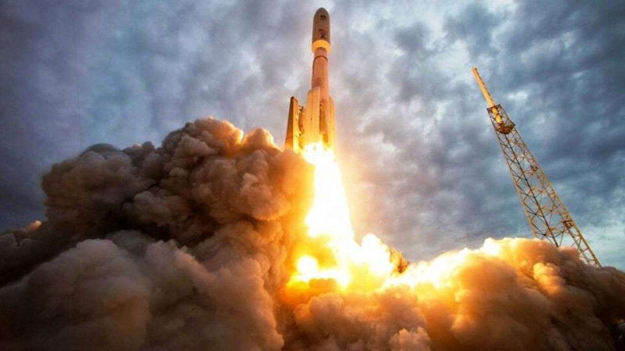 ABD Dünyaya Göz Açtırmamakta Niyetli! Füze Uyarı Uydusunu Uzaya Fırlattı!