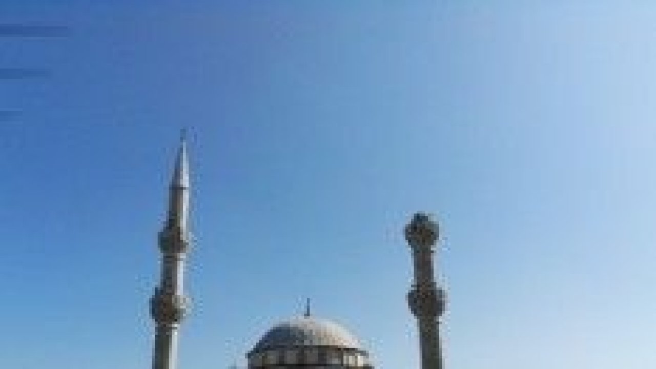 Depremde caminin minaresi yıkıldı