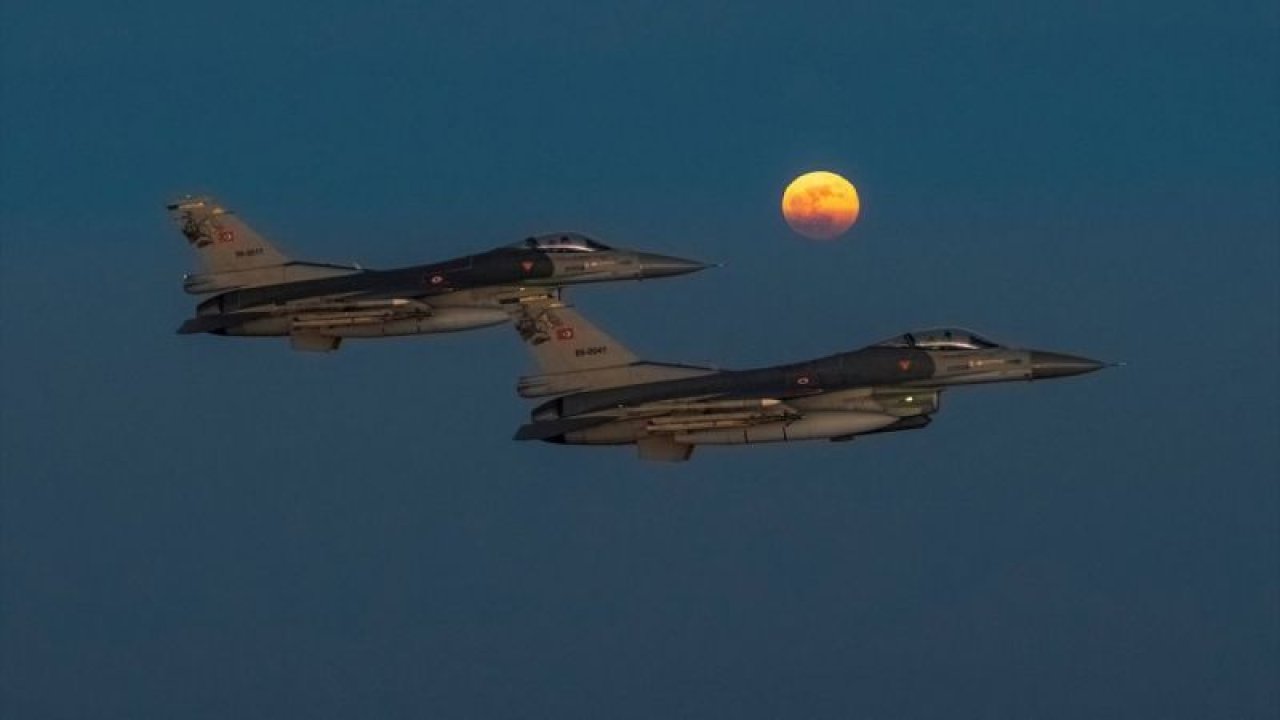 Türk Hava Kuvvetleri Süper Ay Fırsatını Kaçırmadı! Savaş Jetlerinden Harika Görsel Geldi!