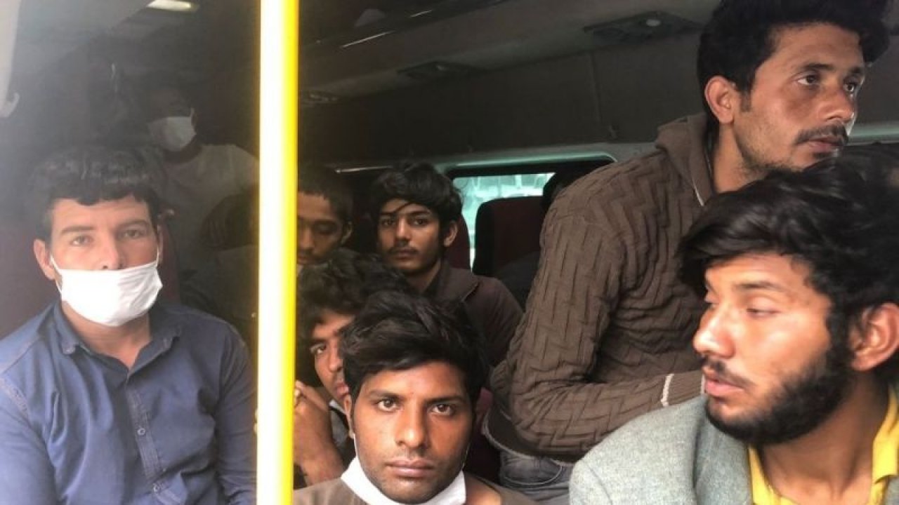 Ankara'da 17 kişilik minibüsten, 36 düzensiz göçmen çıktı