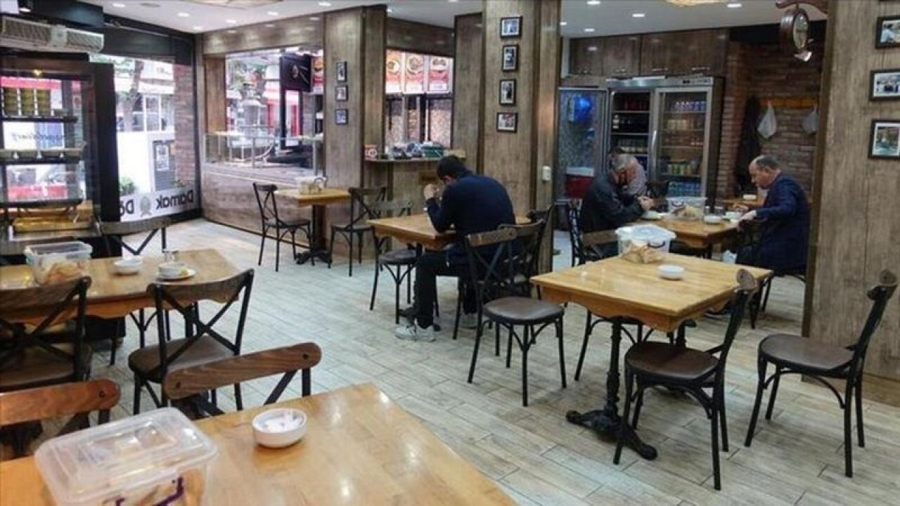 Ankara'da Restoran ve kafeler ‘normal’ bir güne başladı