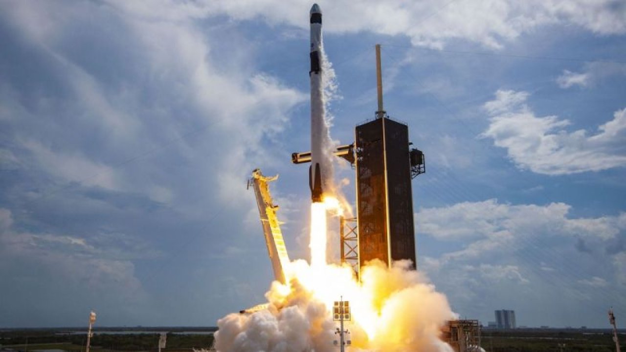 SpaceX Şehirlerarası Gibi Uzay Yolculuğu Yapıyor! Dijital Radyo Uydusu Uzay'a Gönderildi!