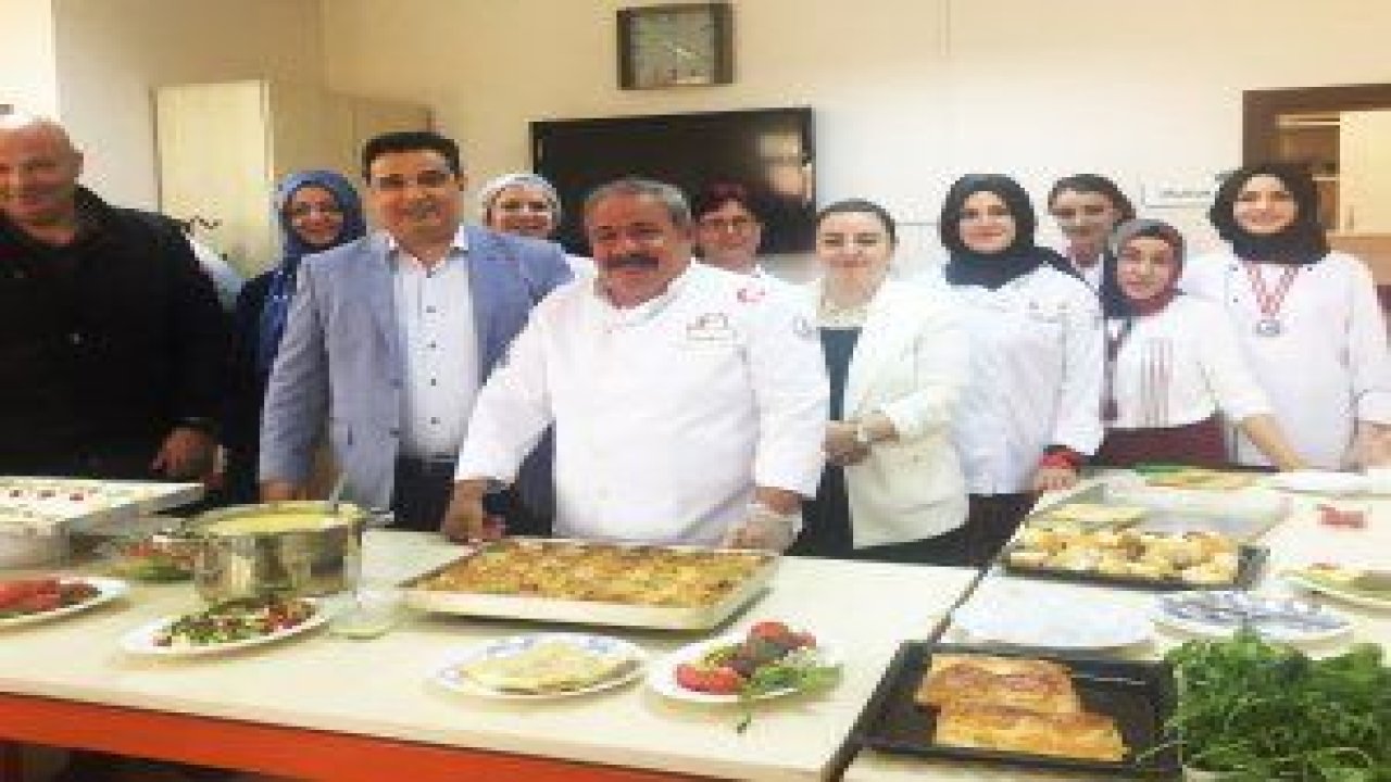 Baklava Ustası Mahut Dolmacı, Pursaklar Belediyesi Hüma Sultan Hanım Evi üyelerine özel iftar sofrası sunumu yaptı