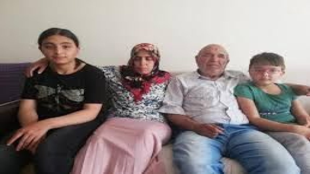 Görme engelli çift, 2 kızını yardım almadan büyüttü