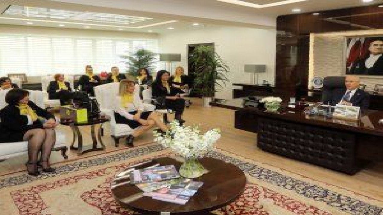 Başkan Yaşar, İzmir İş Kadınları Derneği (İZİKAD) yönetim kurulu ve üyelerini makamında ağırladı