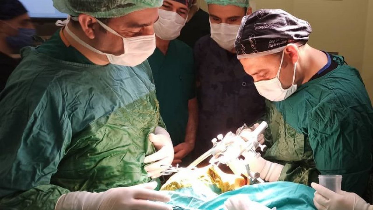 Türkiye O Doktoru Konuşuyor! Başarılı Beyin Cerrahı Bir İlki Gerçekleştirdi! 11 Yaşındaki Çocuğa Uyanık Halde Beyin Pili Takıldı!
