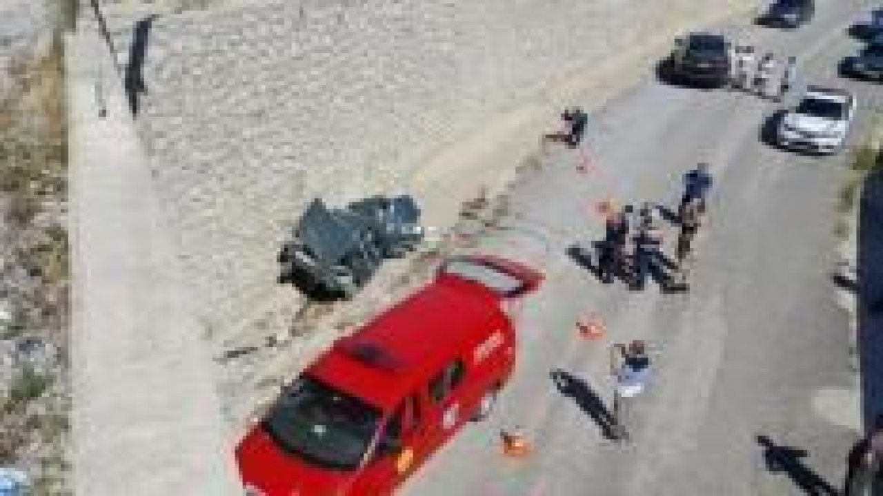 Otomobil Üst Geçitten Uçtu: 1 Ölü, 4 Yaralı