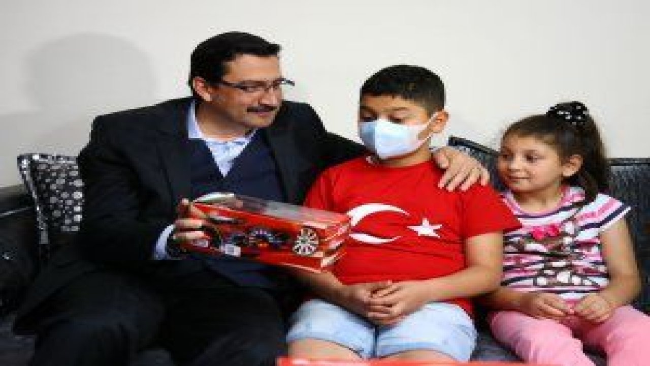 Keçiören Belediye Başkanı Mustafa Ak, lenf kanseri hastası 14 yaşındaki Hasan Efe Çağlı’ya sürpriz ziyaretiyle moral verdi