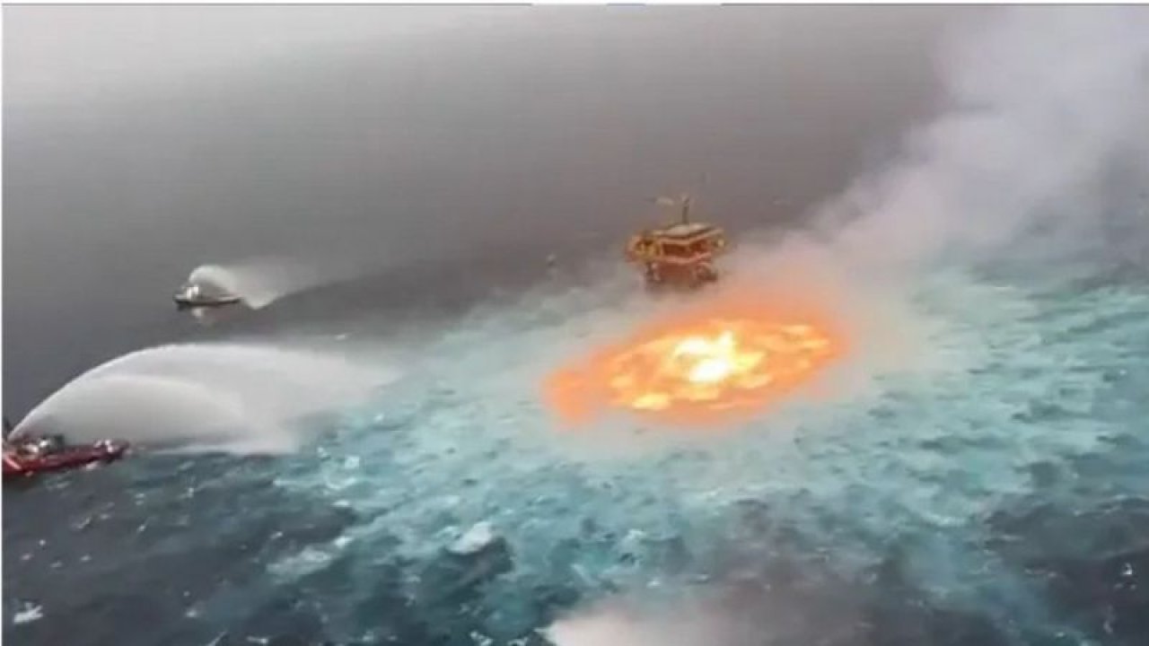 Okyanusun Ortasında Yangın! Meksika Körfezinde Petrol Boru Hattında Patlama