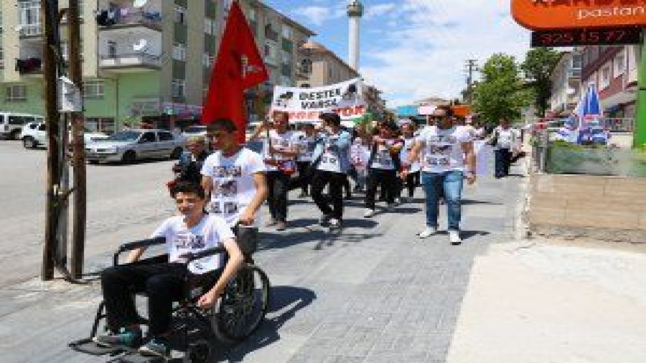 Engelli hakları için Keçiören'de "Destek varsa engel yok" sloganıyla bir yürüyüş düzenledi