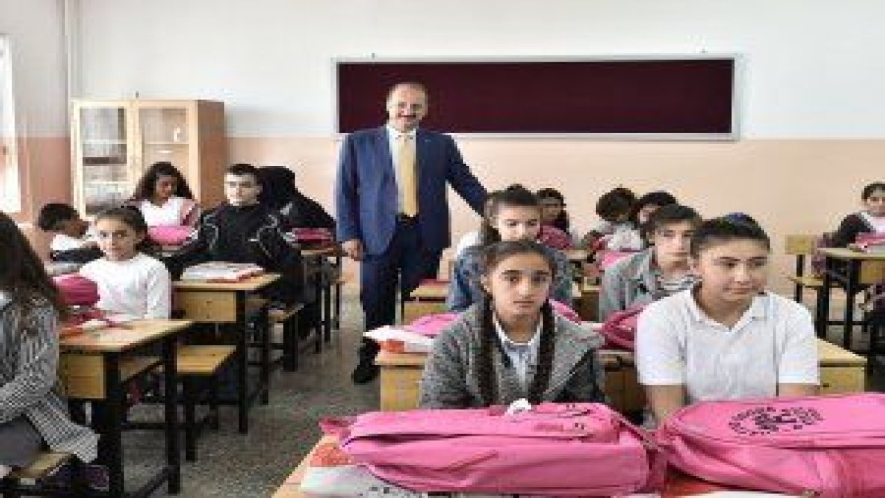 Mesut Akgül, yeni dönemin ilk dersinde Tepecik Dostlar İlk ve Ortaokulu öğrencilerini yalnız bırakmadı