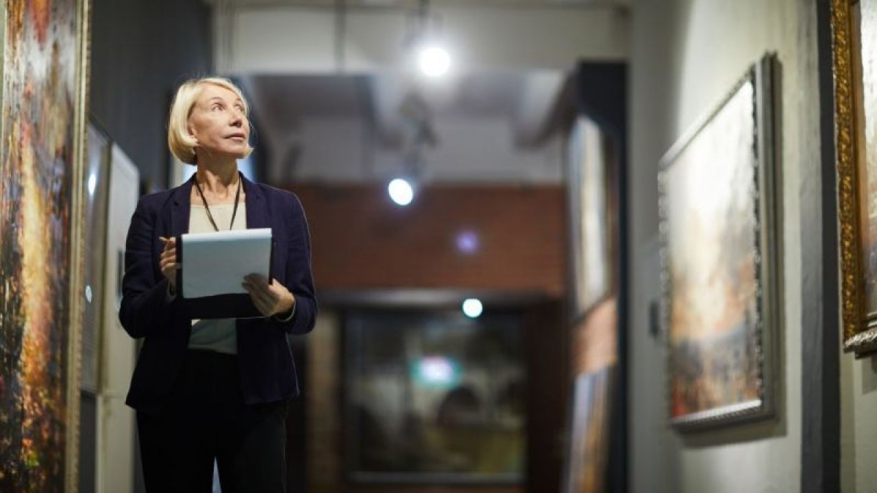 Küratör Nedir Ve Nasıl Olunur? Küratör Olmak İçin Hangi Bölüm Okunmalı? Küratör Ne Kadar Maaş Alır?