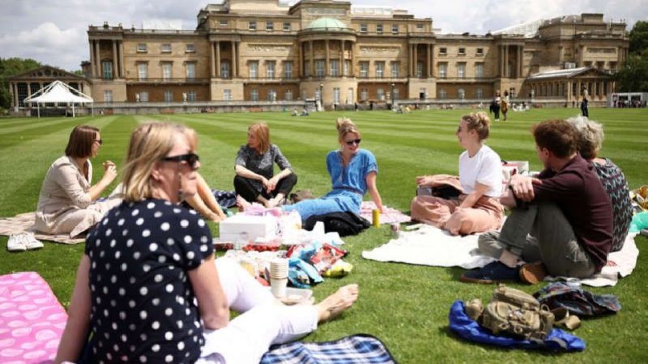 İngiltere Tarihinde Bir İlk: Buckingham Sarayı'nın Bahçesinde Piknik