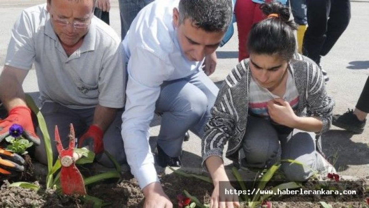 Gölbaşı Belediyesi, özel çocuklar için çiçek ve ağaç dikimi etkinliği gerçekleştirdi