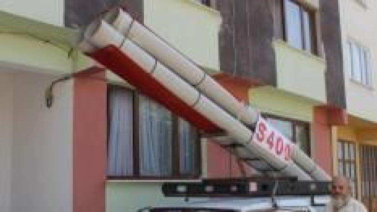 Aracına monte ettiği ’S-400’lerle şehir turu attı