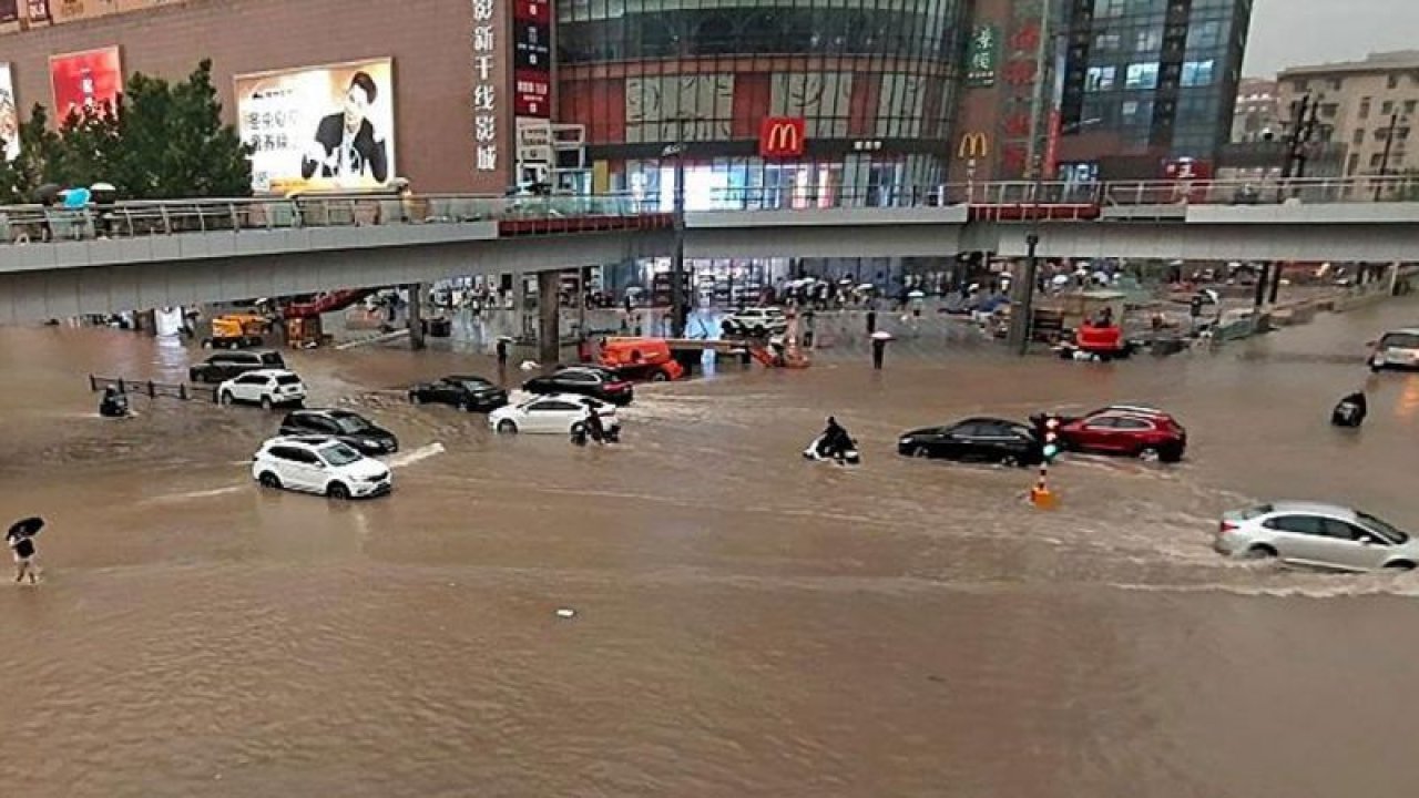 Çin'in Henan Eyaletinde Şiddetli Yağış Sonrası, Sel Felaketi Meydana Geldi 12 Ölü!