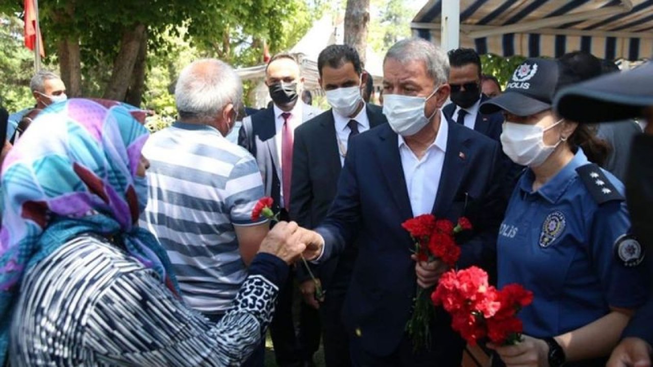 Milli Savunma Bakanı Hulusi Akar, Kayseri’de Şehitlikleri Ziyaret Etti