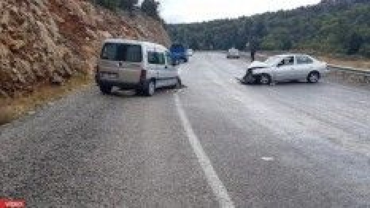 Konya'da hafif ticari araç otomobille çarpıştı: 4 yaralı
