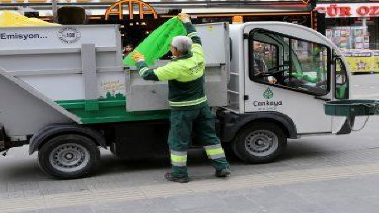Çankaya Belediyesi başlattığı Avrupa modeli “Yeni Sistem Çöp Konteyneri” ve “Askılı Çöp Poşeti” sistemiyle Çankaya’yı pırıl pırıl yapıyor