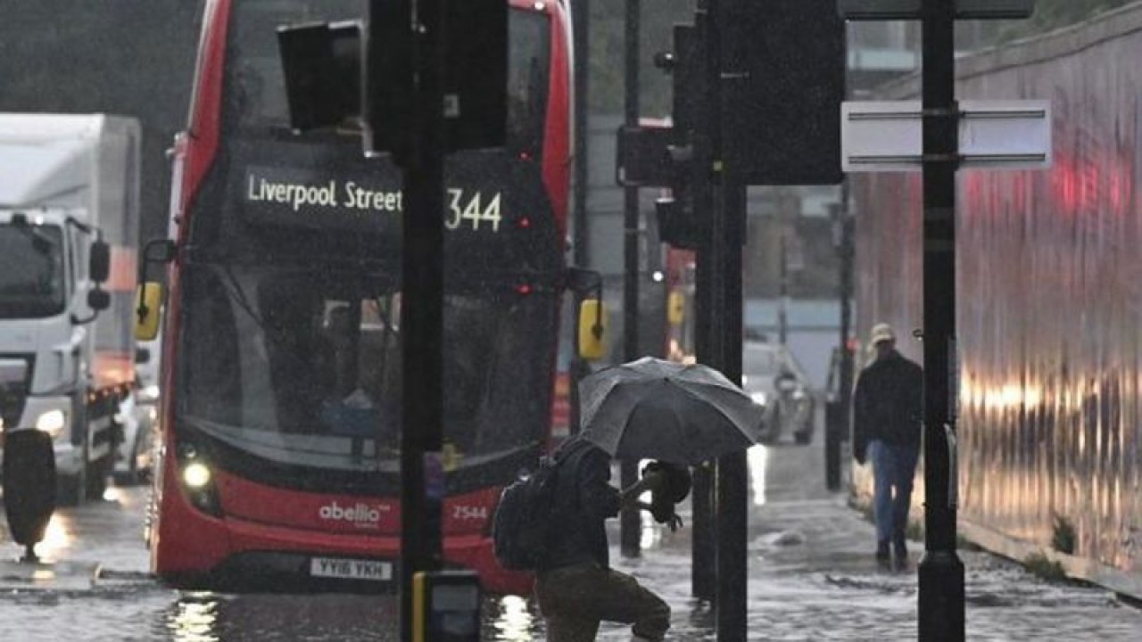 Londra’da Sel! Otobüsler Yollarda Kaldı! Bazı Ev ve İş Yerlerini Su Bastı