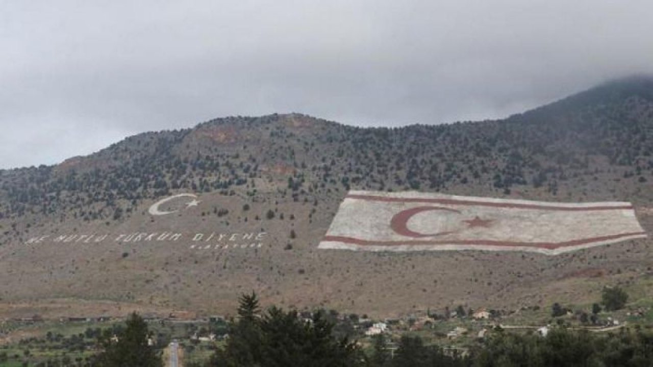 KKTC Bayrağı Neden İsrail Bayrağı'na Benziyor? Kıbrıs Bayrağının Anlamı Ne? Kuzey Kıbrıs Türk Cumhuriyeti Bayrağını Kim Tasarladı?