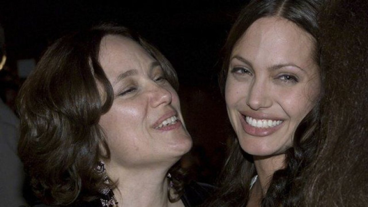 Angeline Jolie Hakkında Öyle Bir İddia Ortaya Atıldı ki; ‘’Annesinin Sevgilisiyle İlişkiye Girmiş’’ Bu Skandal İddia Tüm Dünyaya Bomba Gibi Oturdu!