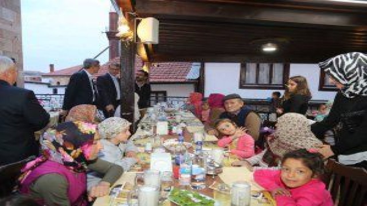 Beypazarı Belediye Başkanı Tuncer KAPLAN  gaziler ve Şehit ailelerine Tarihi Taş Mektep’te iftar programı düzenledi