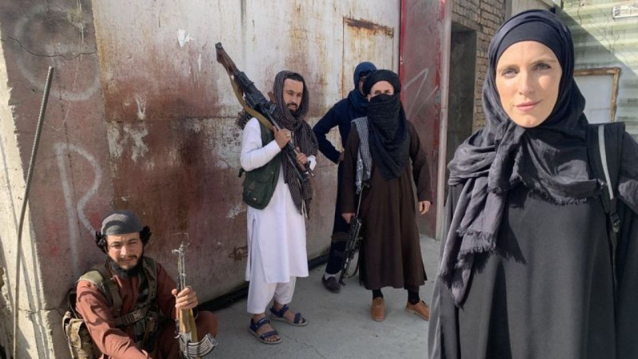 Afganistan'da Amerikalı Gazeteci Kıyafetinin Değişti Çarşafla Yayın Yaptı! İşte Çarşaf Açıklaması...