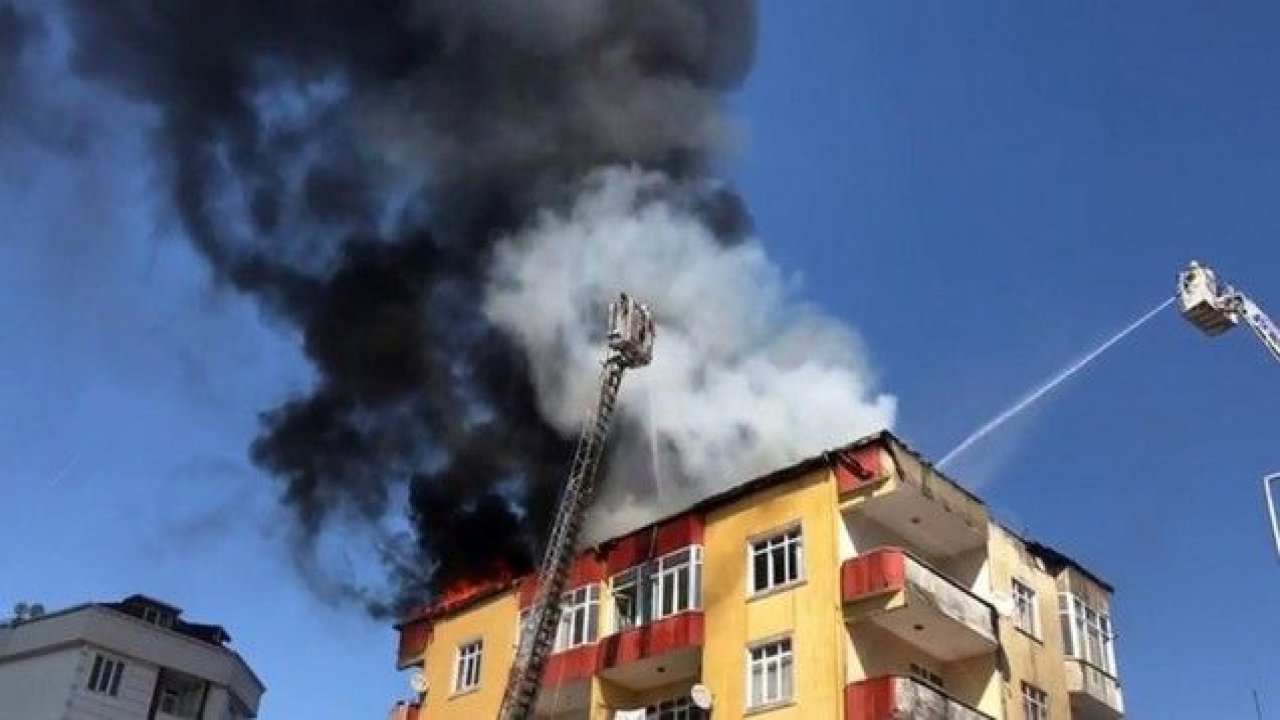 Esenyurtta 4 katlı binanın çatısı alev alev yandı