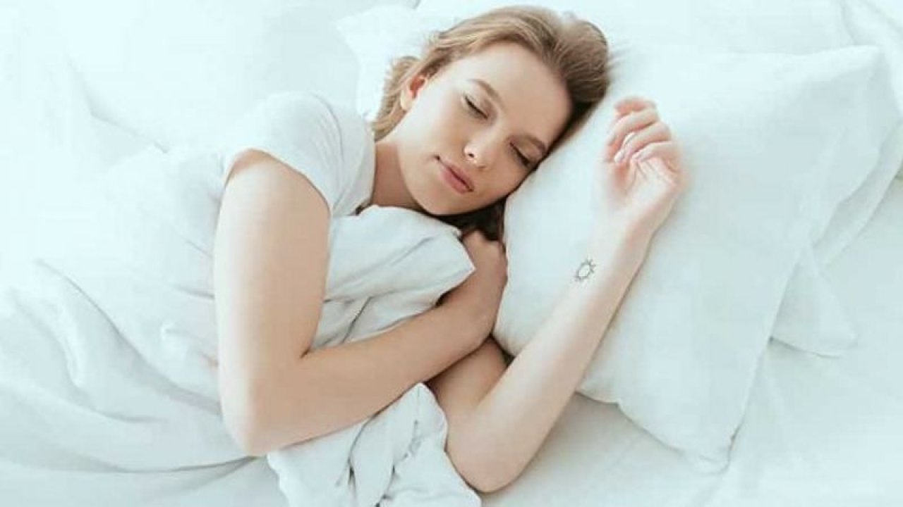 Kaliteli bir uyku için nasıl beslenmeliyiz? Kaliteli uyku hangi saatler arası olmalı? Doğru beslenme yöntemleri nelerdir? Uyku kalitesi nasıl anlaşılır?