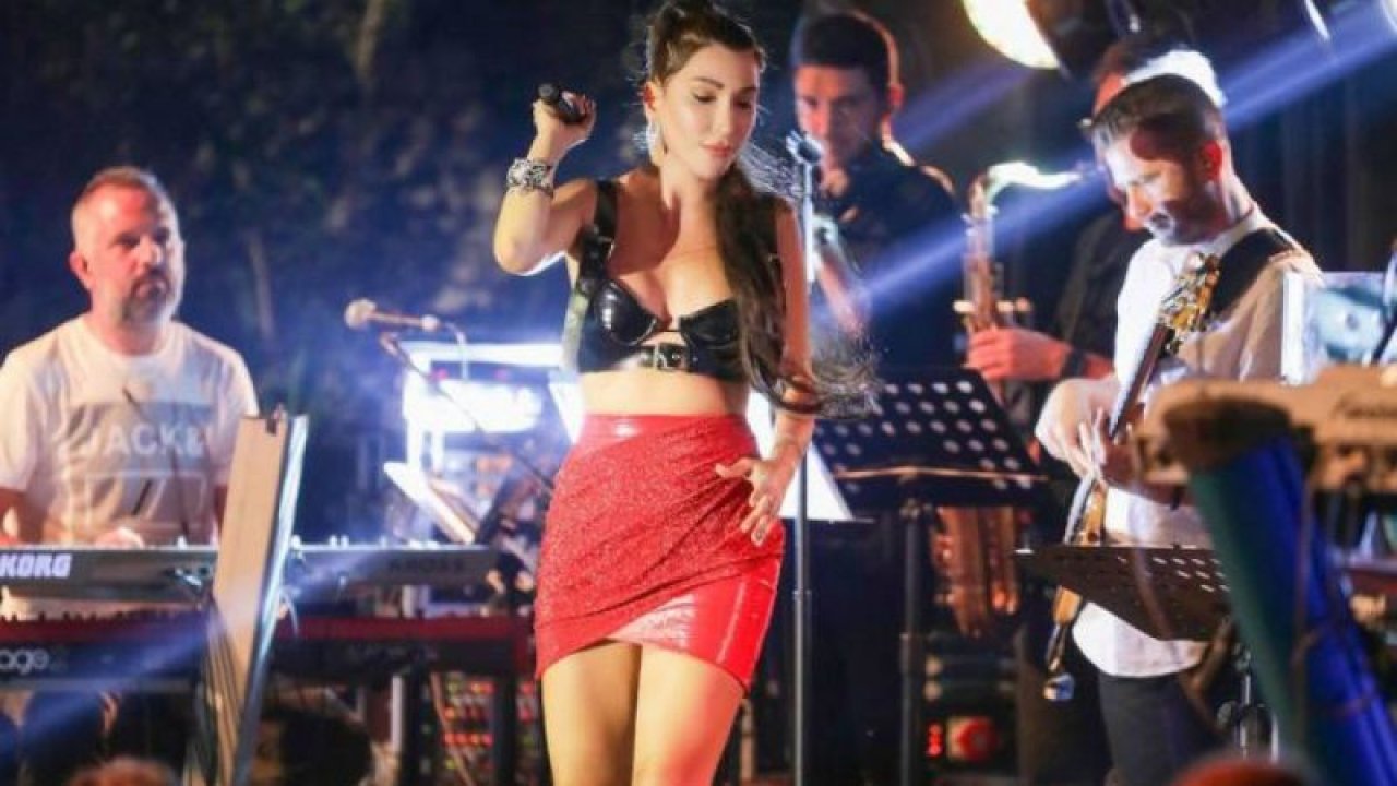 Ünlü Pop Yıldız Hande Yener Alaçatı Şerefe’de Sahne Çıktı! Hande Yener'in Sahne Kostümüne İltifatlar Yağdı