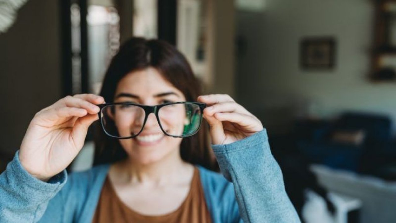 Yakın okuma gözlüğünden nasıl kurtulurum? Gözlükten kurtulmanın yolları nelerdir? Gözlükten kurtulmak mümkün mü?