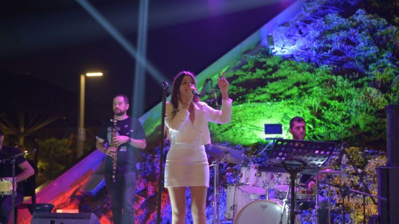 Ankara'da 90’lar Rüzgarı Esti! 90’ların En Keyifli Şarkıları Zeynep Türköz ve Manifesto Oldu
