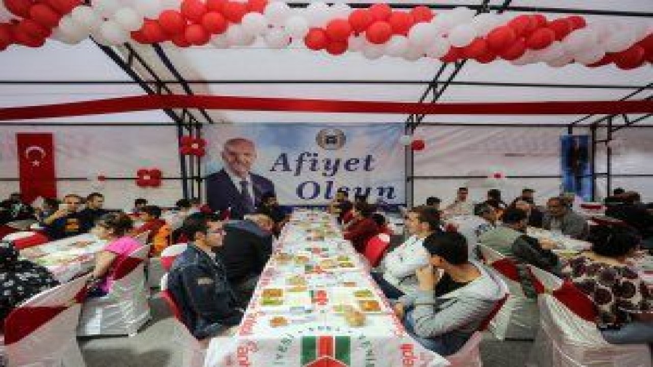 Yenimahalle’de iftar çadırları kuruldu, ilk iftarda 3 binden fazla yemek dağıtıldı